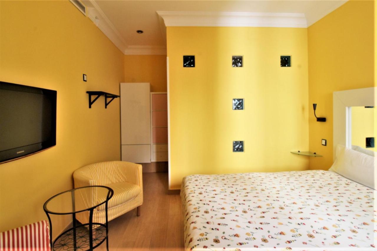 Hostal Arco Iris Madrid Exterior photo